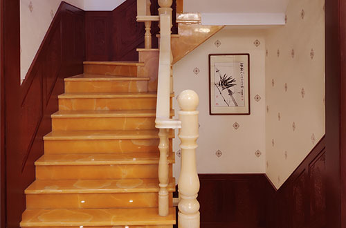 临洮中式别墅室内汉白玉石楼梯的定制安装装饰效果